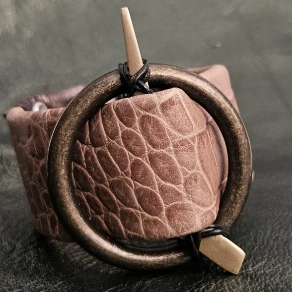 Leather cuff bracelet, brass ring, goldtone spike with leather string closure - Picture 2 of 7